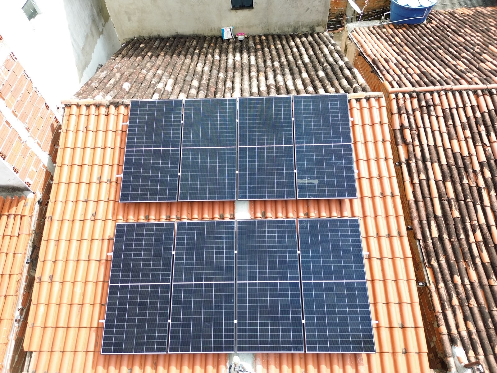 Sistema solar distribuído em telhado residencial
